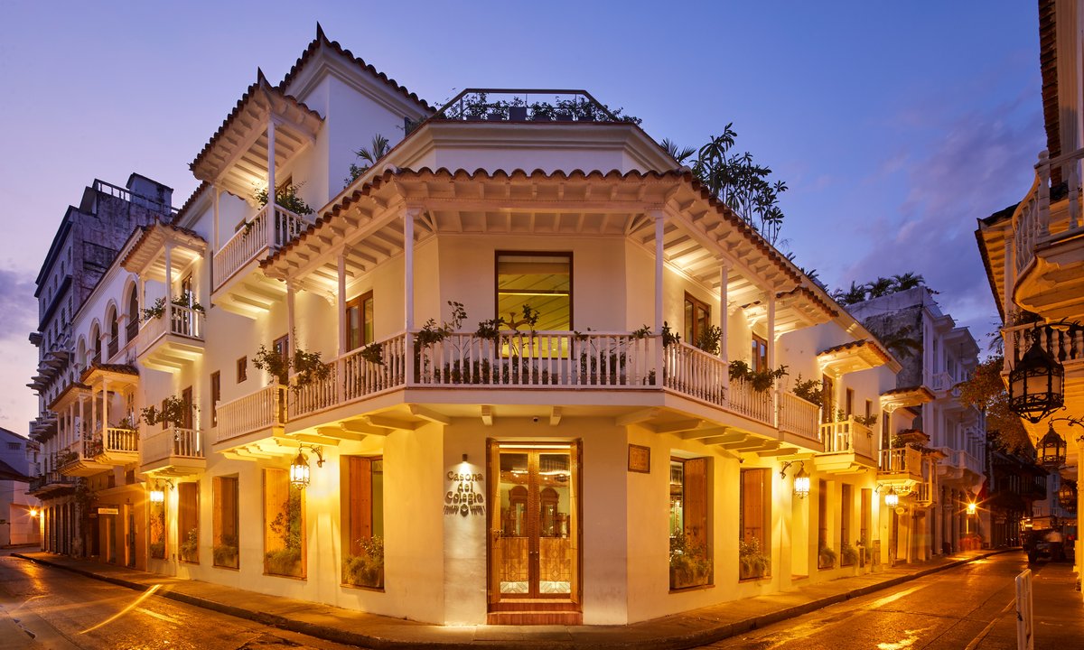 Casona del Colegio hotel Cartagena Colombia rooftop pool walled city